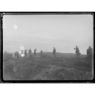Drevens. Ouest du Vardar, au-dessus de 41° d'altitude. Soldats grecs construisant la ligne téléphonique. [légende d'origine]