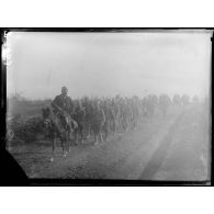 Route de Kara Sinanci (ouest du Vardar). Soldats grecs du gouvernement provisoire sous les ordres du colonel Christodoulos en marche pour les premières lignes. [légende d'origine]