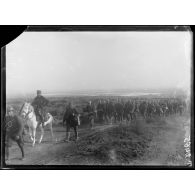 Route de Kara Sinanci (ouest du Vardar). Soldats grecs allant aux premières lignes. [légende d'origine]