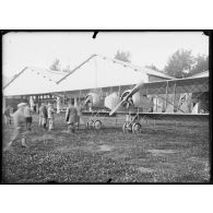 Le chef pilote Poulet réceptionne un appareil Caudron à Villacoublay. [légende d'origine]