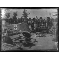 Salonique. Près de la tour blanche. Avion allemand abattu le 11 juillet par le sergent Meignen (aviation serbe). Juillet 1917. [légende d'origine]