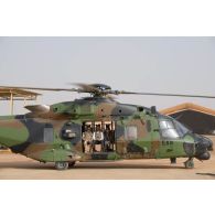 Le Premier ministre Edouard Philippe embarque à bord d'un hélicoptère Caïman NH-90 lors d'un tour d'inspection des alentours de la PFOD (plateforme opérationnelle désert) de Gao.