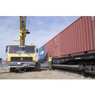 Un camion-grue s'apprête à décharger des containers depuis un train à Tapa, en Estonie.