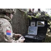 Un soldat britannique présente une station d'observation à Tapa, en Estonie.