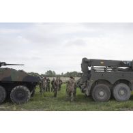 Dépannage d'un véhicule blindé de combat d'infanterie (VBCI) au moyen d'un camion britannique à Tapa, en Estonie.