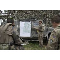 Un capitaine britannique mène un briefing à Tapa, en Estonie.