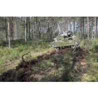 Un véhicule blindé d'infanterie britannique s'est embourbé dans une zone marécageuse à Tapa, en Estonie.