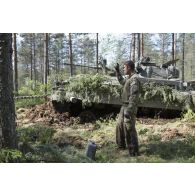 Un soldat guide le dépannage d'un véhicule blindé d'infanterie britannique dans une zone marécageuse à Tapa, en Estonie.