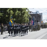 Défilé des troupes suédoises et américaines à Tartu, en Estonie.
