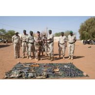 Restitution de fusils d'assaut types AK-47 et AKM aux autorités militaires maliennes par le colonel Jean-François Calvez, chef de corps du 2e RIMa et commandant le GTD Richelieu (groupement tactique désert), sur la PFOD (plateforme opérationnelle désert) de Gao.