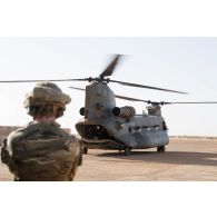 Hélicoptère de transport Chinook CH-47 de l'armée du Royaume-Uni en stationnement sur la piste de la PFOD (plateforme opérationnelle désert) de Gao.