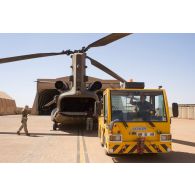 Tractage d'un hélicoptère de transport Chinook CH-47 de l'armée du Royaume-Uni pour des opérations de maintenance courante sur la piste de la PFOD (plateforme opérationnelle désert) de Gao.