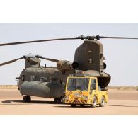 Tractage d'un hélicoptère de transport Chinook CH-47 de l'armée du Royaume-Uni pour des opérations de maintenance courante sur la piste de la PFOD (plateforme opérationnelle désert) de Gao.