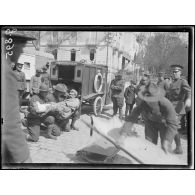 Aix-les-Bains, arrivée de blessés français, le transport aux hôpitaux par la Croix-Rouge américaine. [légende d'origine]