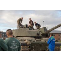 Présentation d'un char Challenger 2 à des soldats du 501e régiment de chars de combat (501e RCC) à Tapa, en Estonie.