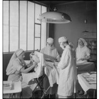 Une salle d'opérations à l'hôpital militaire colonial de Fréjus.
