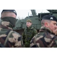Des soldats du 501e régiment de chars de combat (501e RCC) discutent avec leur homologue canadien autour d'un véhicule de combat LAV 6 à Kadaga, en Lettonie.