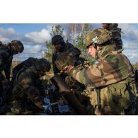 Des légionnaires du groupe mortier du 2e régiment étranger d'infanterie (2e REI) préparent des obus en forêt de Kadaga, en Lettonie.