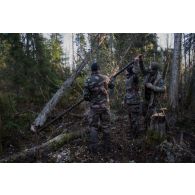 Des soldats abattent un arbre en forêt de Järvama, en Estonie.