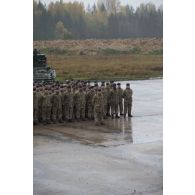 Rassemblement des soldats britanniques à Tapa, en Estonie.