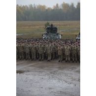 Rassemblement des soldats britanniques à Tapa, en Estonie.