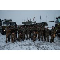 Portrait de groupe des éléments du peloton de transport et maintenance (PTM) du sous groupement tactique interarmes (SGTIA) Lynx à Tapa, en Estonie.