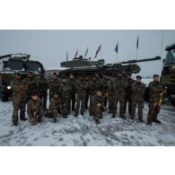 Portrait de groupe des éléments du peloton de transport et maintenance (PTM) du sous groupement tactique interarmes (SGTIA) Lynx à Tapa, en Estonie.