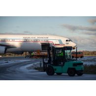 Chargement de fret dans la soute à bagage d'un avion de transport Airbus A-340 sur l'aéroport d'Amari, en Estonie.