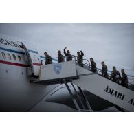 Des légionnaires s'apprêtent à embarquer à bord d'un avion de transport Airbus A-340 sur l'aéroport d'Amari, en Estonie.