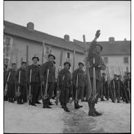 Le sport dans l'armée d'armistice : le concours interdivisionnaire de ski du 1er groupe de divisions militaires à Mont-Louis (Pyrénées-Orientales).