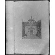Gravure ancienne représentant la porte d'honneur du collège jésuite (collège Henri IV ou Henri-le-Grand) abritant le prytanée militaire à La Flèche.