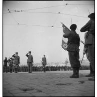 Cérémonie de remise de l'étendard au 405e RADCA par le général Bridoux - Foire exposition de Marseille consacrée à l'armée d'armistice ou armée nouvelle.
