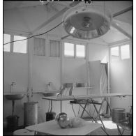 Une salle d'opérations chirurgicales d'une unité médicale de campagne sur la foire exposition de Marseille.