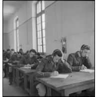 Apprentissage de la lecture au son pour les élèves officiers de l'école du génie d'Avignon.