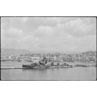 Le convoi transportant les troupes vichystes quitte le port de Beyrouth.