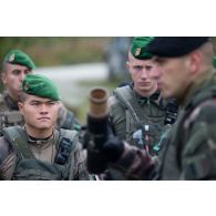 Le sergent-chef Baillet du 501e régiment de chars de combat (501e RCC) présente l'emballage d'une grenade à fusil à Tapa, en Estonie.
