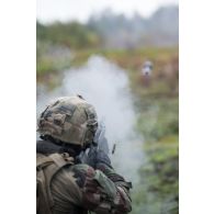 Un légionnaire s'entraine au fusil lance grenade (FLG) sur le champ de tir de Tapa, en Estonie.
