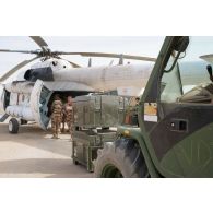 Déchargement de matériel depuis la soute d'un hélicoptère Mil MI-8 HIP de l'armée d'Ukraine venu ravitailler la PFDR (plateforme désert relai) de Kidal.