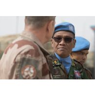Un lieutenant-colonel du GTD Bir Hakeim (groupement tactique désert) s'entretient avec un colonel du détachement cambodgien de la MINUSMA (mission multidimensionnelle intégrée des Nations Unies pour la stabilisation au Mali) sur la PFDR (plateforme désert relai) de Kidal.