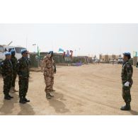 Un officier du détachement tchadien de la MINUSMA (mission multidimensionnelle intégrée des Nations Unies pour la stabilisation au Mali) salue son homologue du détachement cambodgien sur la PFDR (plateforme désert relai) de Kidal.