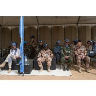 Tribune des autorités tchadiennes, cambodgiennes et françaises lors d'une cérémonie au sein de la MINUSMA (mission multidimensionnelle intégrée des Nations Unies pour la stabilisation au Mali) sur la PFDR (plateforme désert relai) de Kidal.