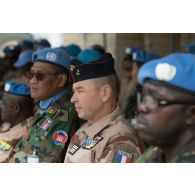 Portrait d'un lieutenant-colonel du GTD Bir Hakeim (groupement tactique désert) (groupement tactique désert) au sein de la tribune des autorités de la MINUSMA (mission multidimensionnelle intégrée des Nations Unies pour la stabilisation au Mali), lors d'une cérémonie sur la PFDR (plateforme désert relai) de Kidal.