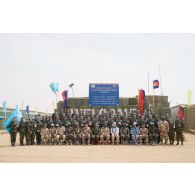 Photographie de groupe des autorités du GTD Bir Hakeim (groupement tactique désert) et des membres de la MINUSMA (mission multidimensionnelle intégrée des Nations Unies pour la stabilisation au Mali), au terme d'une cérémonie avec le détachement cambodgien sur la PFDR (plateforme désert relai) de Kidal.