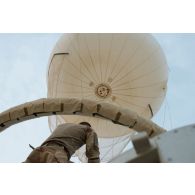 Installation d'un dispositif de surveillance au ballon captif sur la PFDR (plateforme désert relai) de Kidal.