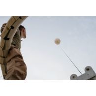 Installation d'un dispositif de surveillance au ballon captif sur la PFDR (plateforme désert relai) de Kidal.