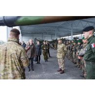 Présentation des légionnaires 2e régiment étranger d'infanterie (2e REI) et des soldats du 501e régiment de chars de combat (501e RCC) aux ambassadeurs de l'OTAN à Tapa, en Estonie.
