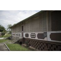 Bâtiment de la bibliothèque du régiment du service militaire adapté (RSMA) à Saint-Jean-du-Maroni, en Guyane française.