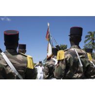L'adjoint au chef de corps du régiment du service militaire adapté (RSMA) rend les honneurs lors de la cérémonie de présentation au drapeau à Saint-Jean-du-Maroni, en Guyane française.