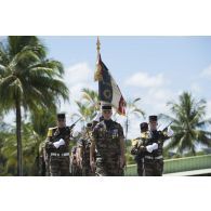 Le lieutenant-colonel Michel Stachowski du régiment du service militaire adapté (RSMA) défile en tête des troupes au terme d'une cérémonie à Saint-Jean-du-Maroni, en Guyane française.