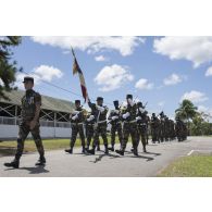 Le lieutenant-colonel Michel Stachowski du régiment du service militaire adapté (RSMA) défile en tête des troupes au terme d'une cérémonie à Saint-Jean-du-Maroni, en Guyane française.